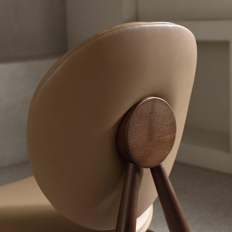 Sedia laterale in legno massiccio contemporaneo imbottito.