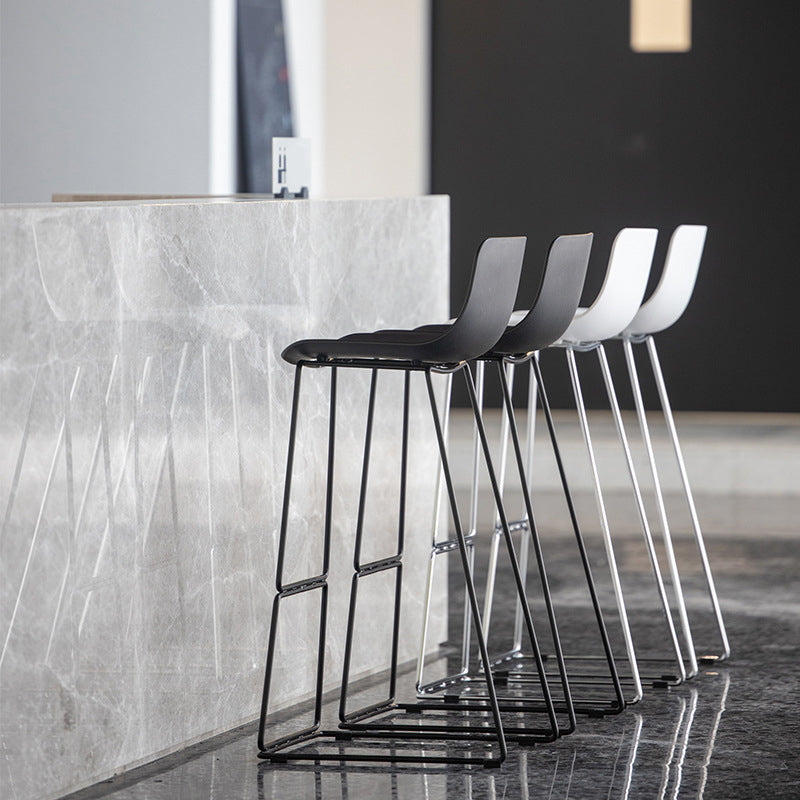 Tabourets de restauration en plastique contemporain tabourets de bar sans bras avec base en métal