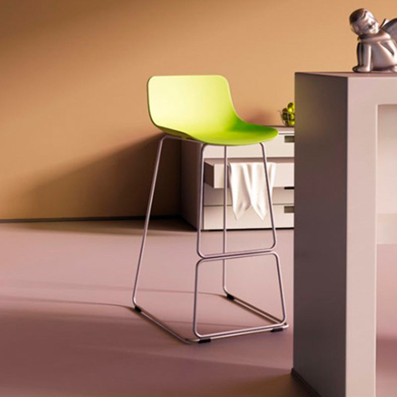 Tabourets de restauration en plastique contemporain tabourets de bar sans bras avec base en métal