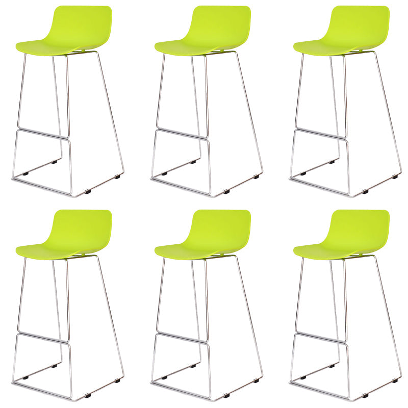 Tabourets de restauration en plastique contemporain tabourets de bar sans bras avec base en métal