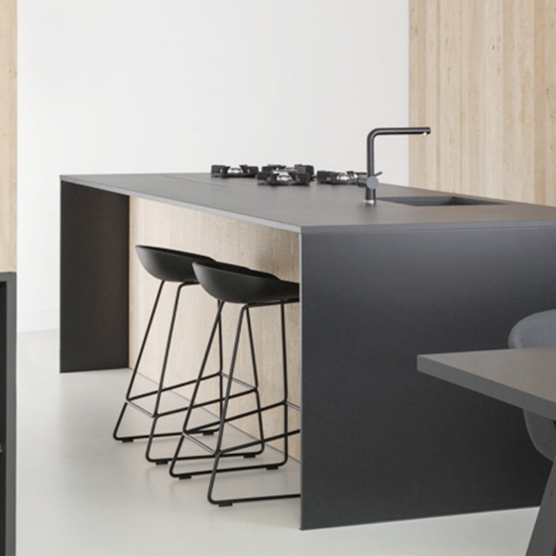 Sgabelli da pranzo in plastica contemporanea con poggiapiedi