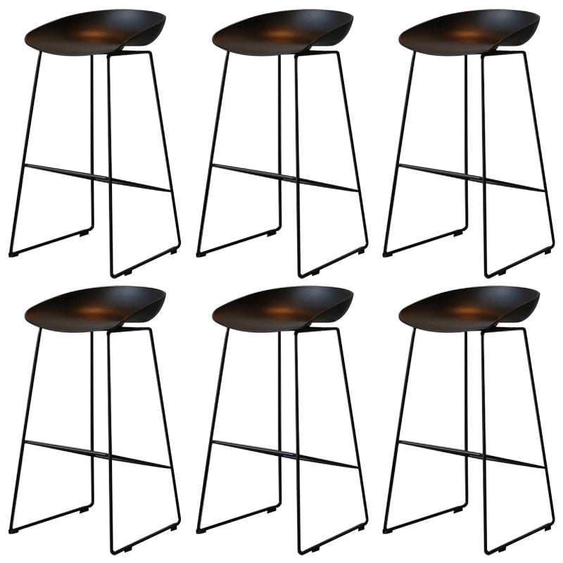 Sgabelli da pranzo in plastica contemporanea con poggiapiedi