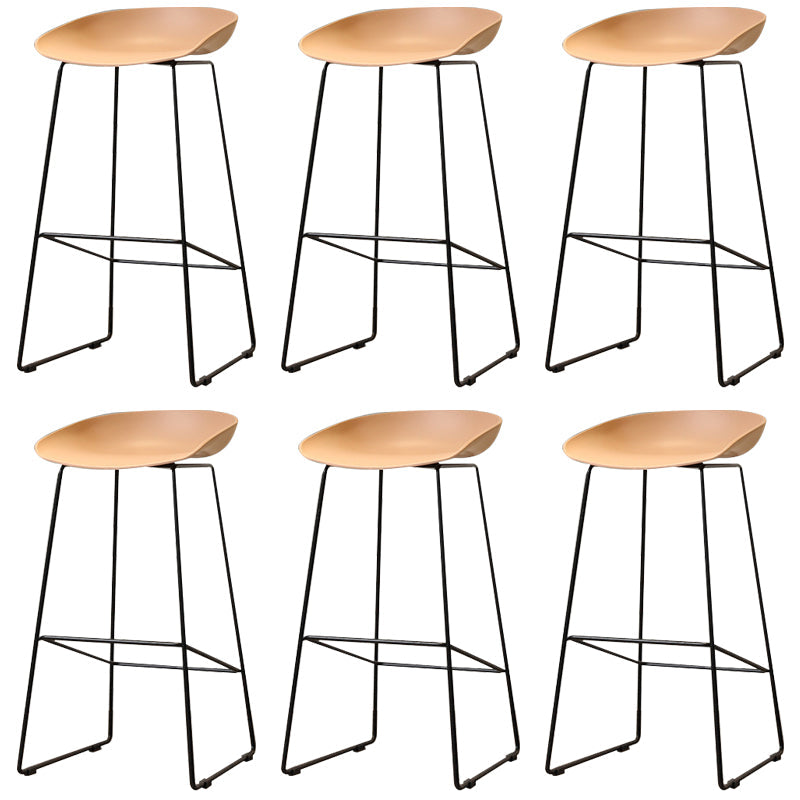 Sgabelli da pranzo in plastica contemporanea con poggiapiedi