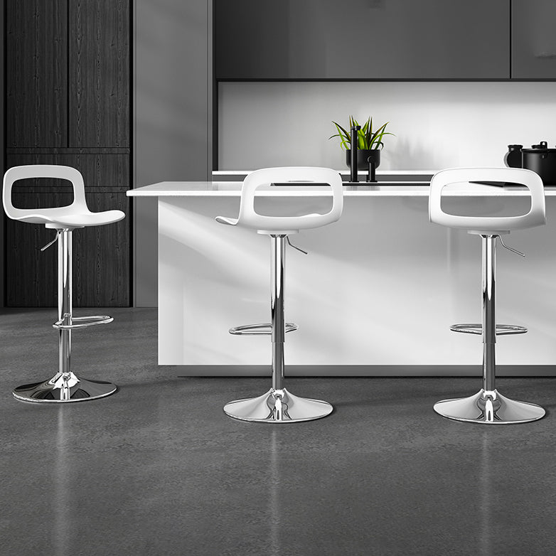 Sgabelli da bar industriali di altezza regolabile con base metallica