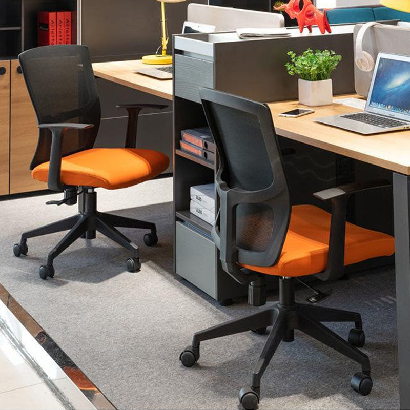 Silla de oficina moderna Armas fijas Tapizadas sin silla de escritorio angustiante con ruedas