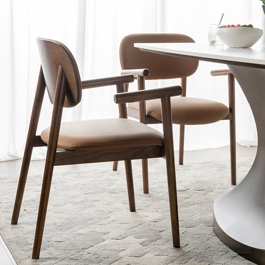 Sedia a braccio imbottita moderna per interni.