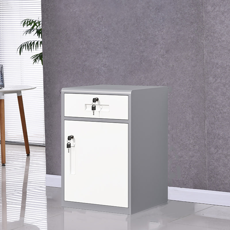 Gabinetto di file verticale in metallo classico con cassetti di bloccaggio