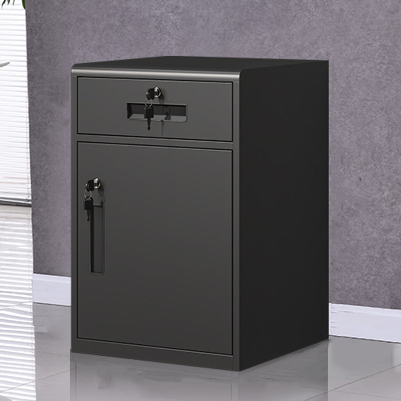 Gabinetto di file verticale in metallo classico con cassetti di bloccaggio