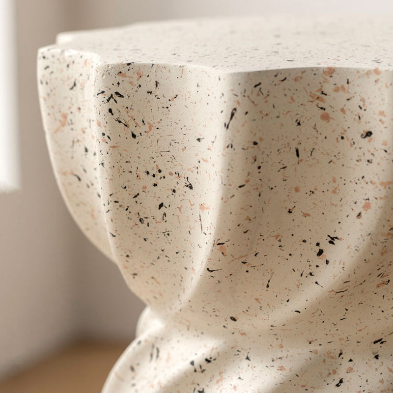 Zeitgenössischer geometrischer Akzent Seitentisch Marmor Gold Endtisch