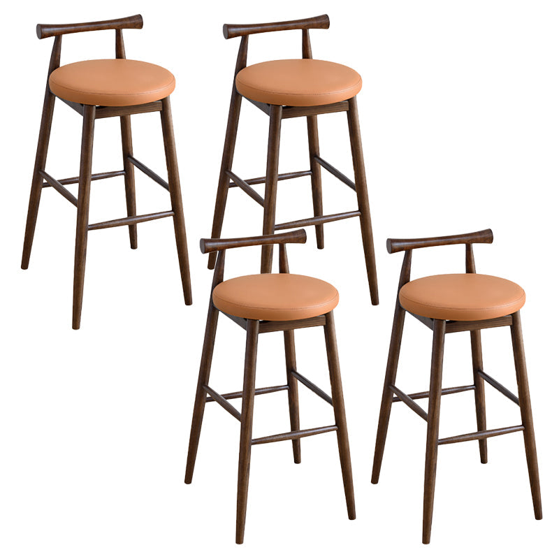 Paburas de comedor de espalda en el bar de brazo industrial con base de madera