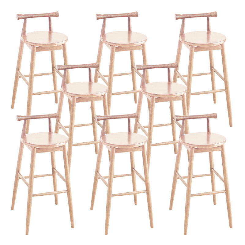 Paburas de comedor de espalda en el bar de brazo industrial con base de madera