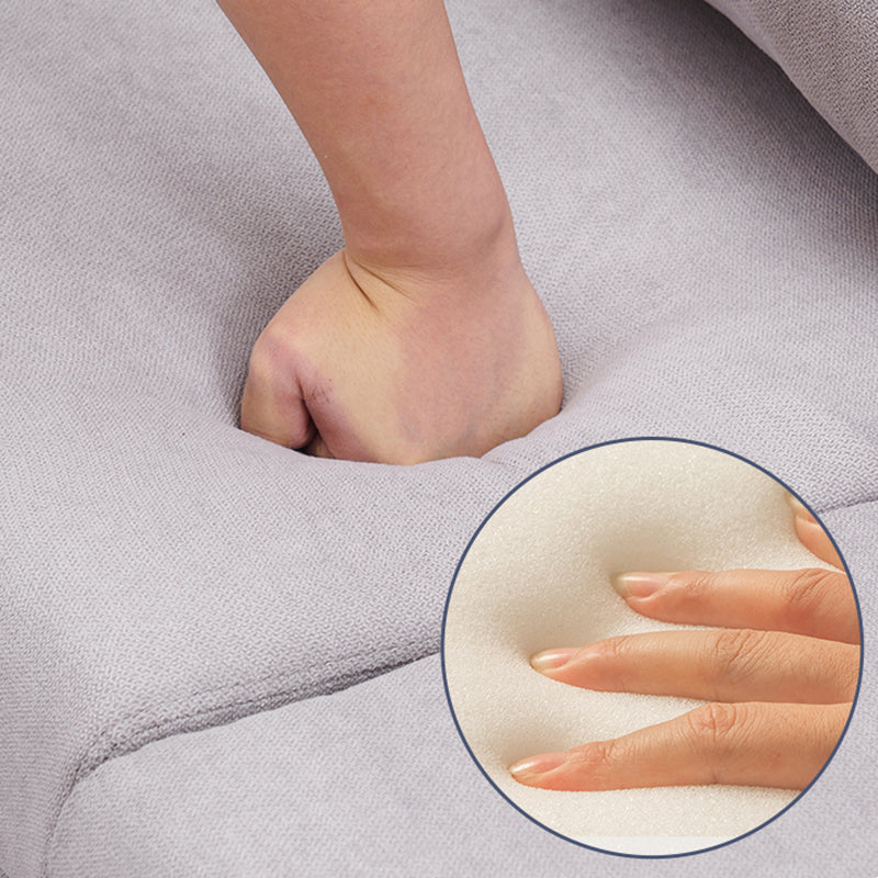 Canapé scandinave de 3 places avec oreillers en dos et bras de smoking et pattes en bois massif