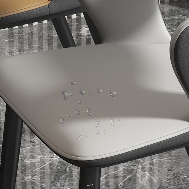 Sillas de comedor de cuero de falso silla de brazo trasero industrial con piernas negras