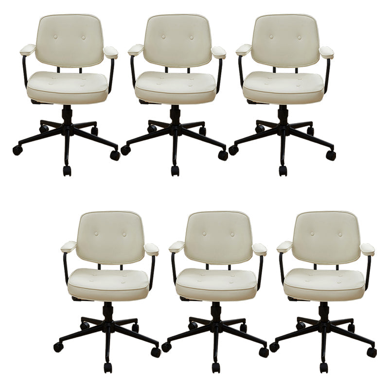 パッド付きアームズデスクチェアモダンな調整可能なシートの高さスイベルチェア付き車輪付き