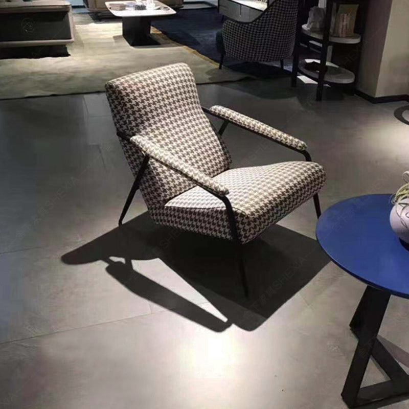 La poltrona moderna della metà del secolo con il segugio di base a quattro gambe di base per le gambe