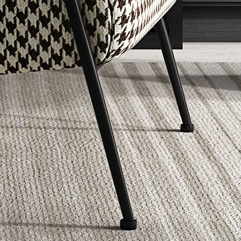 La poltrona moderna della metà del secolo con il segugio di base a quattro gambe di base per le gambe