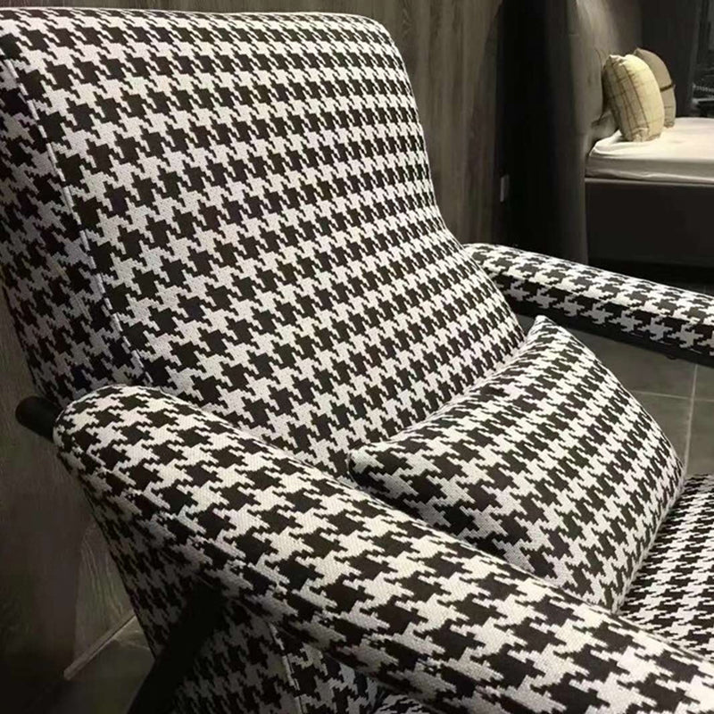 La poltrona moderna della metà del secolo con il segugio di base a quattro gambe di base per le gambe