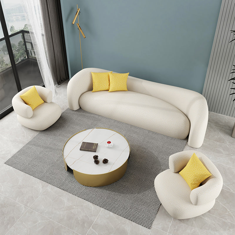 Divano beige e grigio scuro smoking a sedere con cuscini per l'appartamento