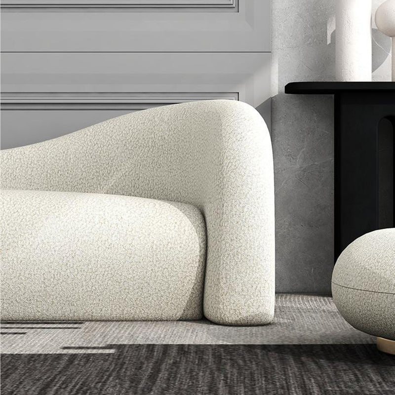 Divano beige e grigio scuro smoking a sedere con cuscini per l'appartamento