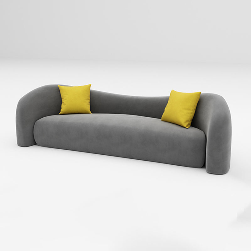 Divano beige e grigio scuro smoking a sedere con cuscini per l'appartamento