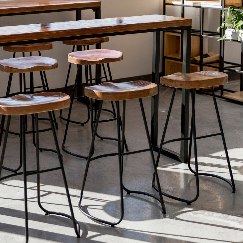 Moderner Pub-Tisch in Barhöhe mit Massivholzplatte für die Terrasse