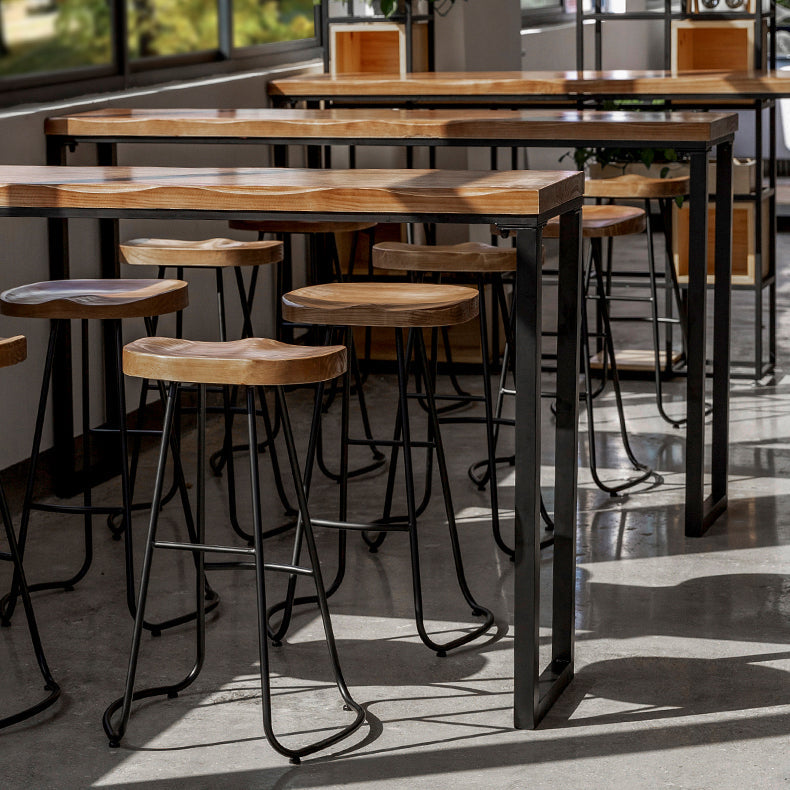 Moderner Pub-Tisch in Barhöhe mit Massivholzplatte für die Terrasse