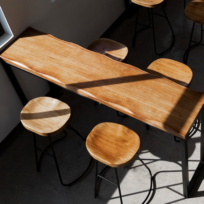 Moderner Pub-Tisch in Barhöhe mit Massivholzplatte für die Terrasse