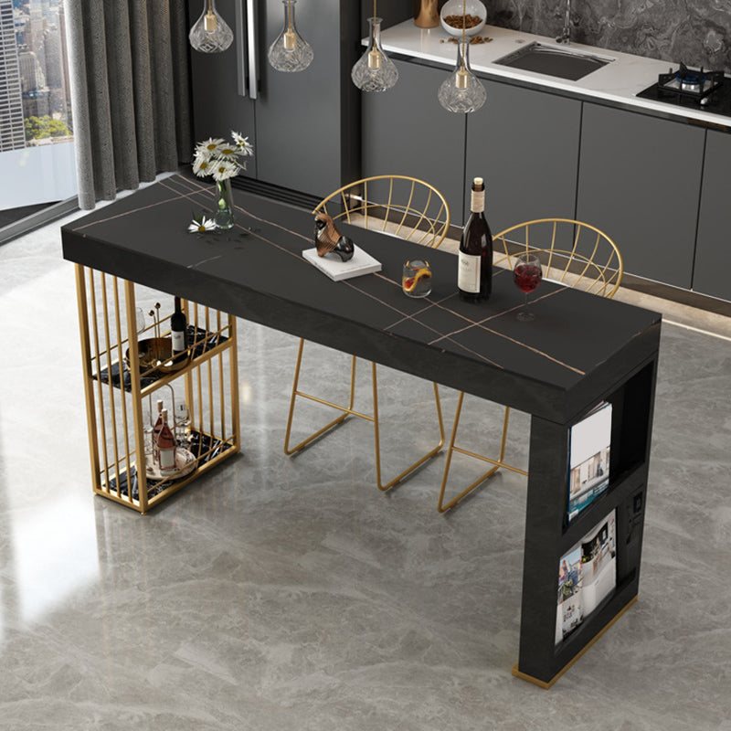 Glamouröser Bistro-Bartisch aus gesintertem Stein, rechteckiger Bartisch mit Metallgestell und Regalen