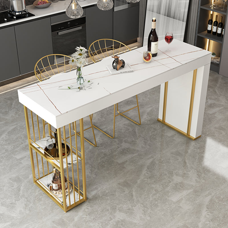 Glamouröser Bistro-Bartisch aus gesintertem Stein, rechteckiger Bartisch mit Metallgestell und Regalen