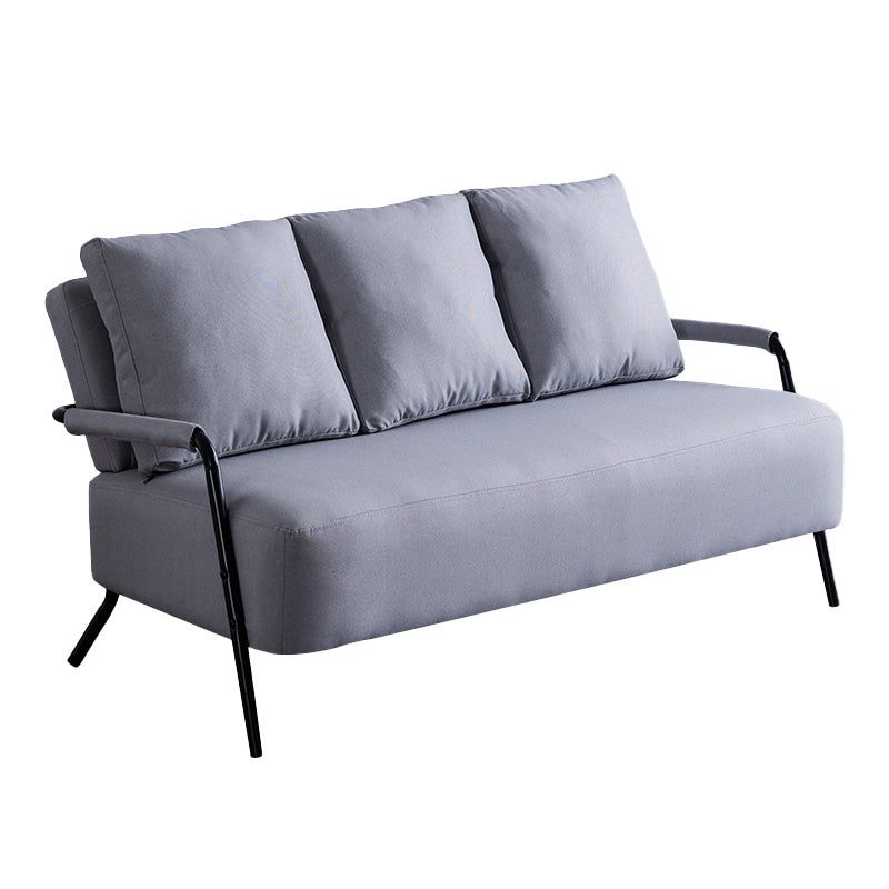 Sofá de metal con almohadas de refuerzo contemporáneas con asientos de cuatro patas