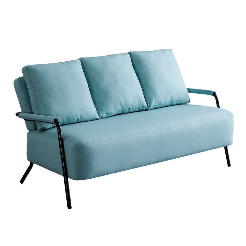 Sofá de metal con almohadas de refuerzo contemporáneas con asientos de cuatro patas