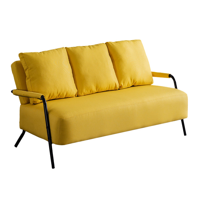 Sofá de metal con almohadas de refuerzo contemporáneas con asientos de cuatro patas