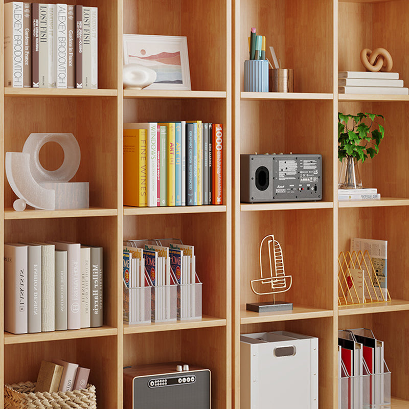 La bibliothèque de style scandinave a fermé la bibliothèque en bois standard pour la salle d'étude