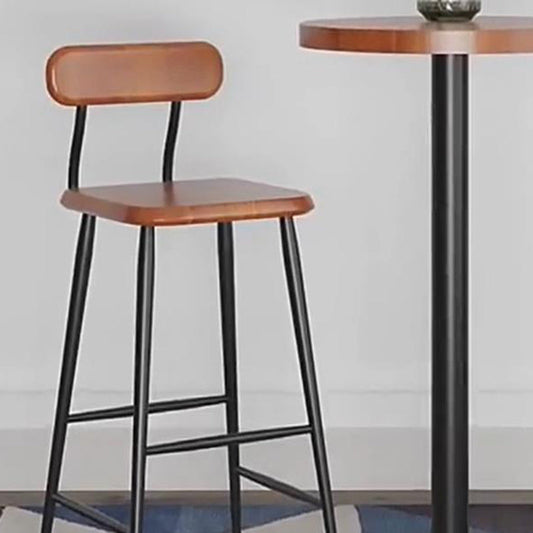 モダンなカウンターハイトスツールソリッドウッドと金属カウンターバースツール