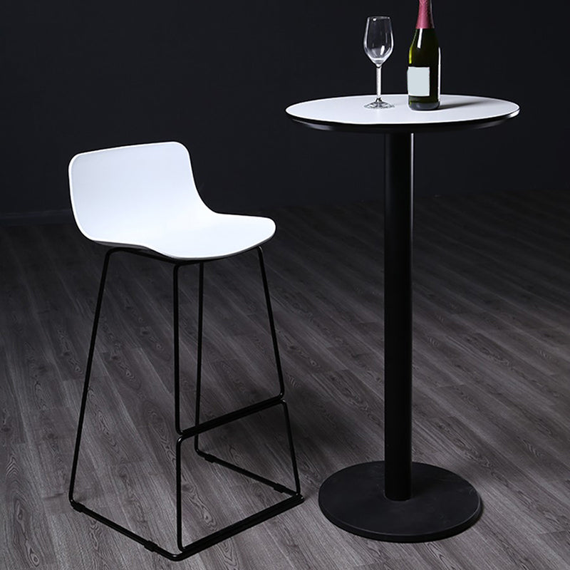 Taburete de bar nórdico con respaldo bajo, taburete de bar de plástico con patas de metal para el hogar