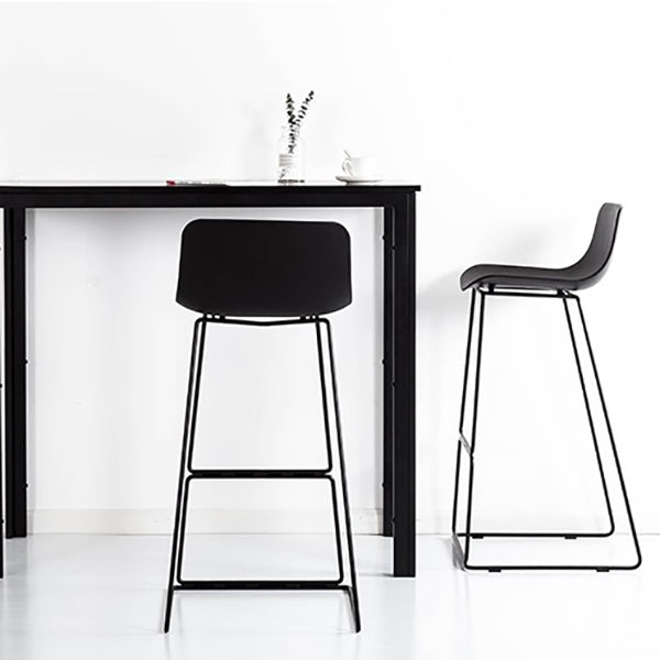 Taburete de bar nórdico con respaldo bajo, taburete de bar de plástico con patas de metal para el hogar