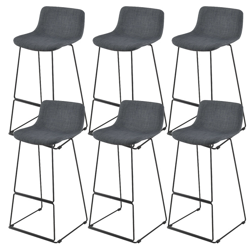 Taburete de bar nórdico con respaldo bajo, taburete de bar de plástico con patas de metal para el hogar