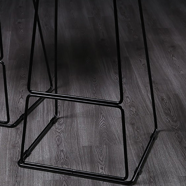 Taburete de bar nórdico con respaldo bajo, taburete de bar de plástico con patas de metal para el hogar