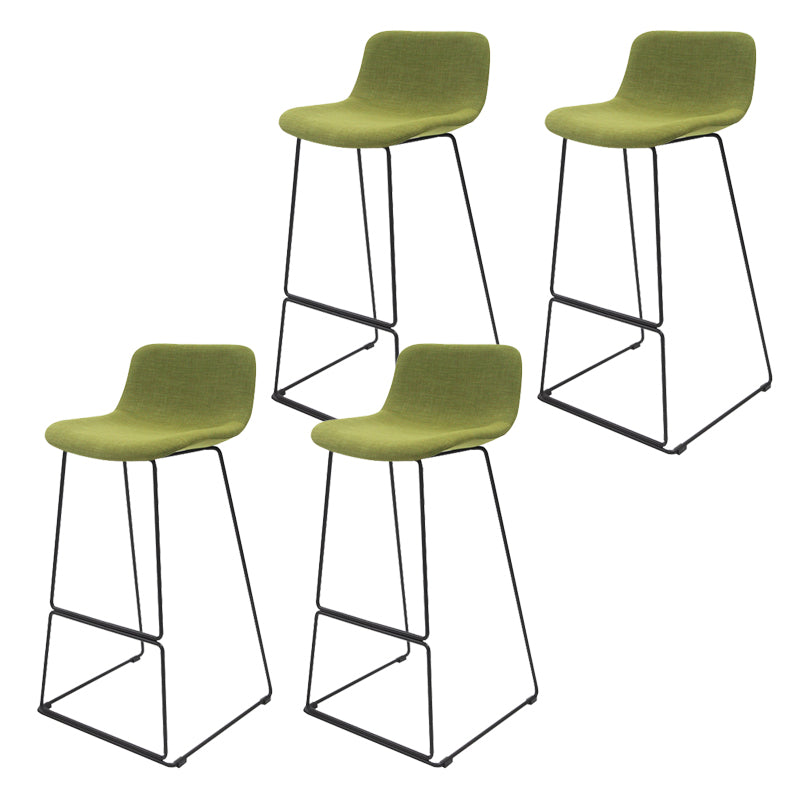 Taburete de bar nórdico con respaldo bajo, taburete de bar de plástico con patas de metal para el hogar