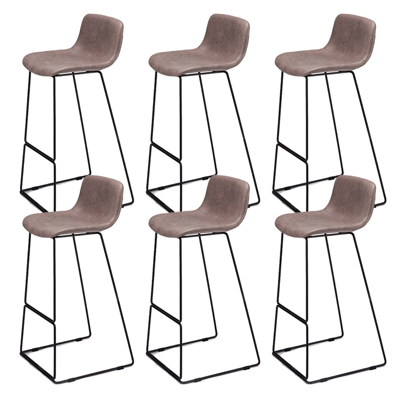 Taburete de bar nórdico con respaldo bajo, taburete de bar de plástico con patas de metal para el hogar