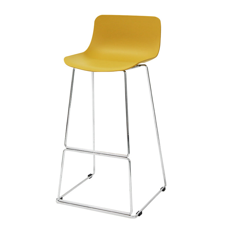 Taburete de bar nórdico con respaldo bajo, taburete de bar de plástico con patas de metal para el hogar