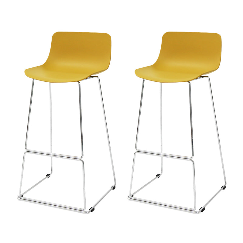 Taburete de bar nórdico con respaldo bajo, taburete de bar de plástico con patas de metal para el hogar