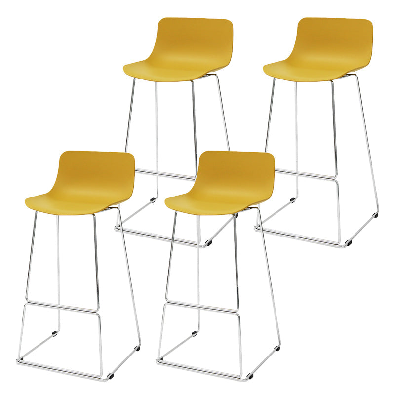 Taburete de bar nórdico con respaldo bajo, taburete de bar de plástico con patas de metal para el hogar