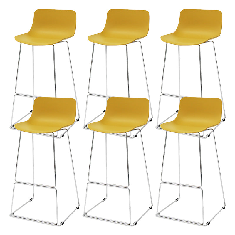 Taburete de bar nórdico con respaldo bajo, taburete de bar de plástico con patas de metal para el hogar