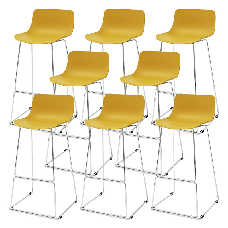 Taburete de bar nórdico con respaldo bajo, taburete de bar de plástico con patas de metal para el hogar