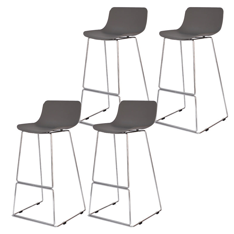 Taburete de bar nórdico con respaldo bajo, taburete de bar de plástico con patas de metal para el hogar