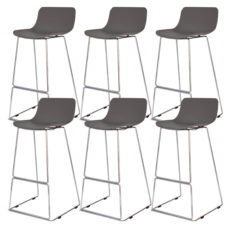 Taburete de bar nórdico con respaldo bajo, taburete de bar de plástico con patas de metal para el hogar