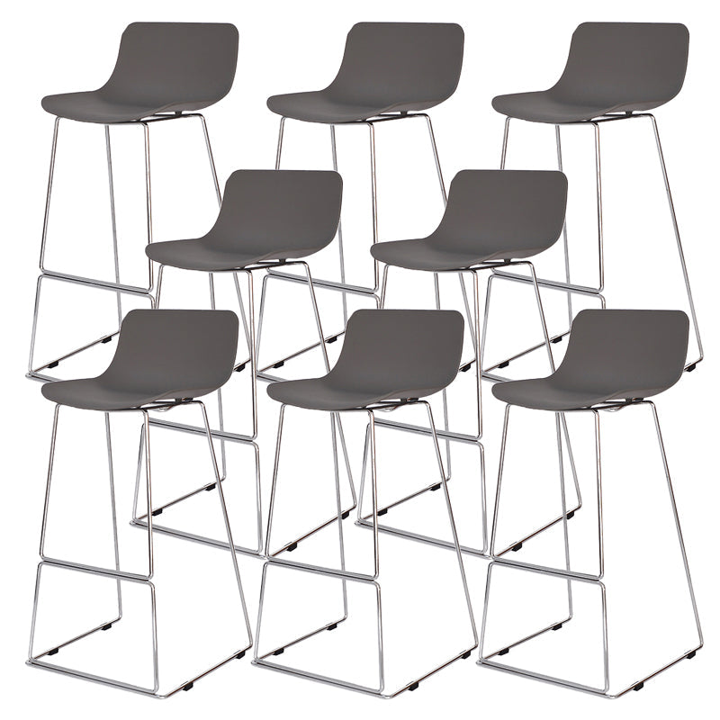 Taburete de bar nórdico con respaldo bajo, taburete de bar de plástico con patas de metal para el hogar