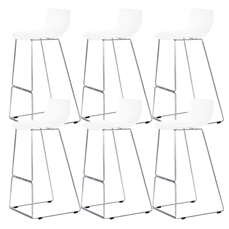Taburete de bar nórdico con respaldo bajo, taburete de bar de plástico con patas de metal para el hogar