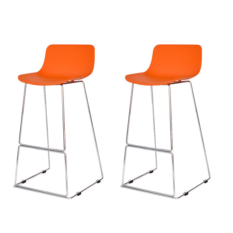 Taburete de bar nórdico con respaldo bajo, taburete de bar de plástico con patas de metal para el hogar
